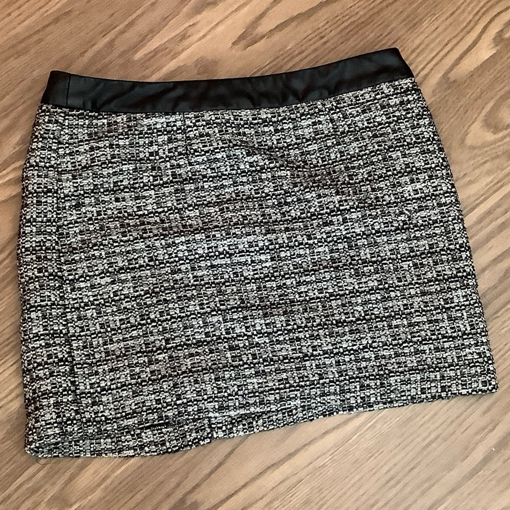 Gap size 0 Mini Lined Skirt Gray Black With Gold Threads Polyester Rayon Knit